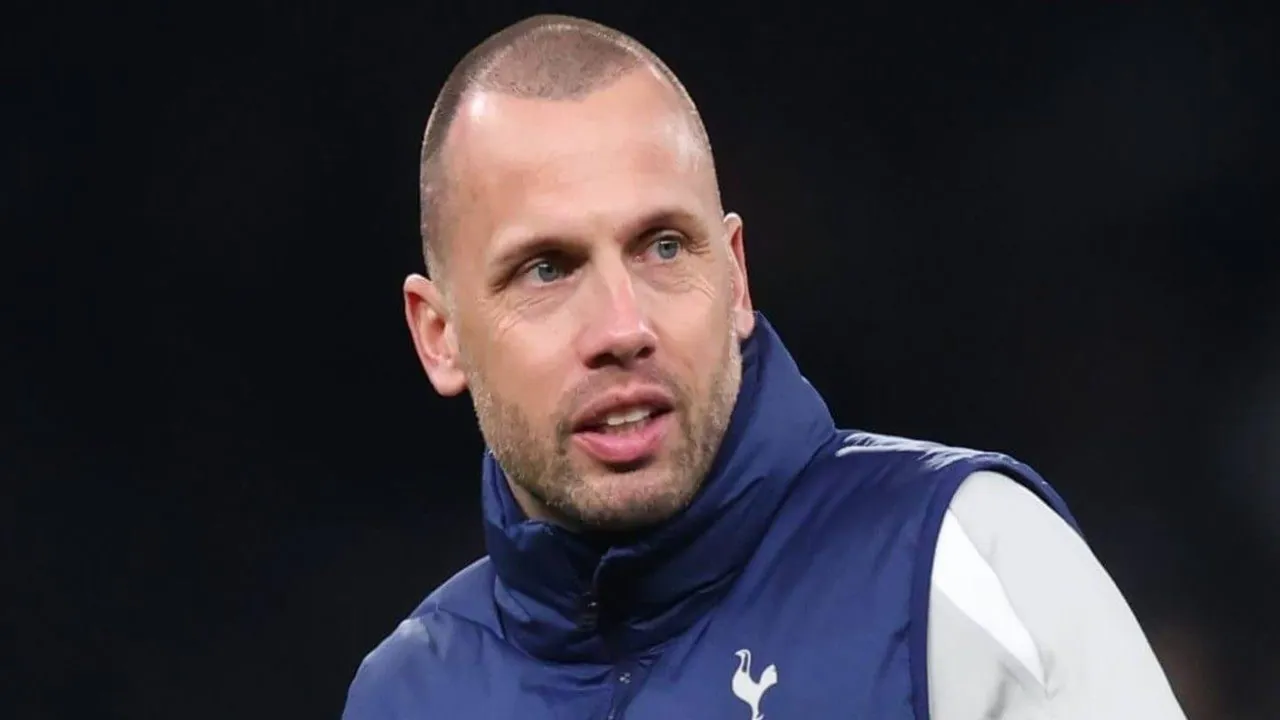 Heitinga tinggalkan Tottenham