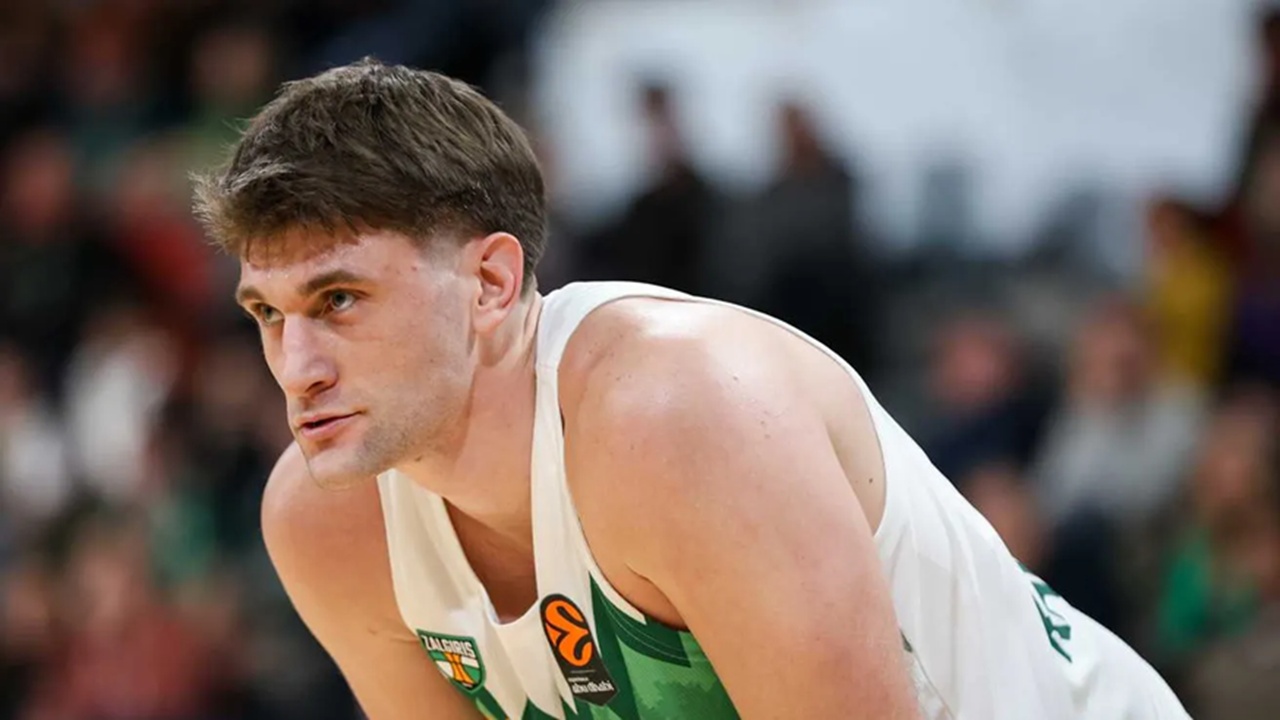 Dustin Sleva: Dari Tukang Kebun Jadi Pebasket Profesional