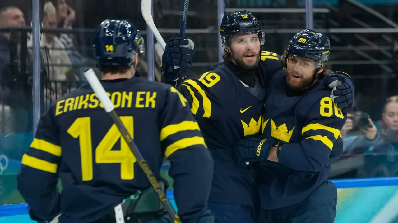 Tim putra Swedia mengalahkan Latvia dengan skor 5-1 untuk memastikan tiket di perempat final turnamen hoki es putra Olimpiade Musim Dingin 2026. (Foto: AP)