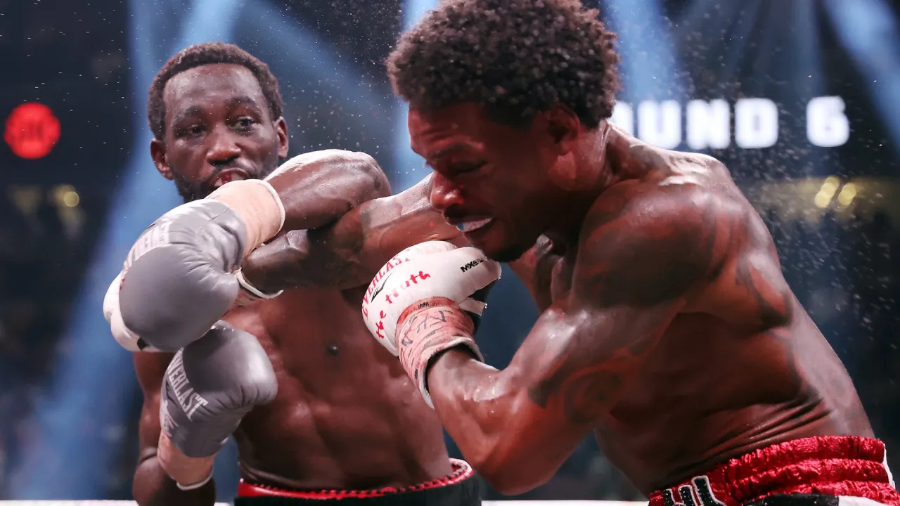 Terence Crawford (kiri) dan Errol Spence pernah berhadapan dalam duel unifikasi gelar sejati kelas welter pada Juli 2023. (Foto: Fight TV)