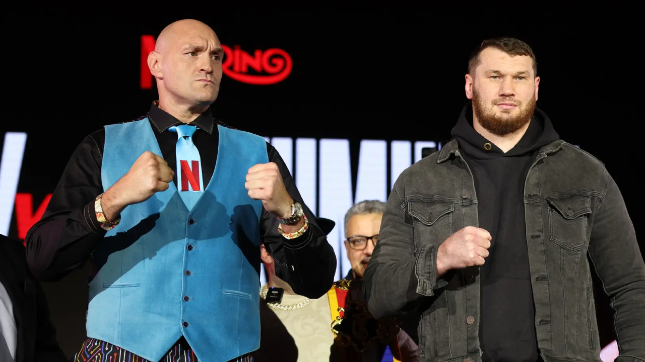 Tyson Fury (kiri) dan Arslanbek Makhmudov. (Foto: Fight TV)