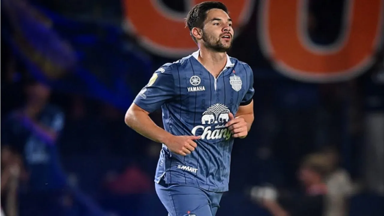 Sandy Walsh membela Buriram United di AFC Champions League Elite