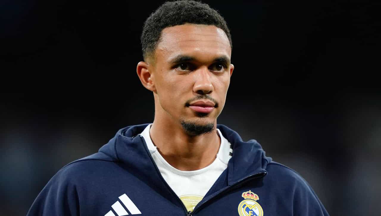 Alexander-Arnold Kenang Jota Lewat Sepatu Khusus