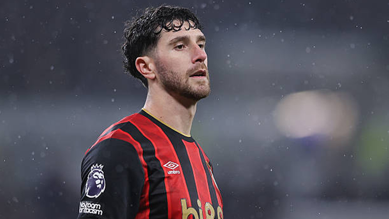 Bidik Marcos Senesi, Aston Villa Hadapi Persaingan dari Barcelona