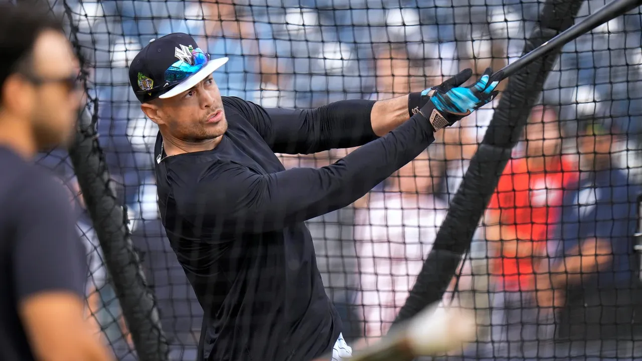 Giancarlo Stanton melakukan latihan memukul di Latihan musim semi tim. (Foto: AP)