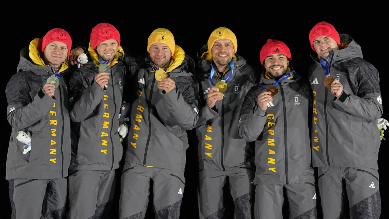 Johannes Lochner dan Georg Fleischhauer (tengah) berpose dengan peraih perak Francesco Friedrich dan Alexander Schueller, serta peraih Adam Ammour dan Alexander Schaller. (Foto: AP)