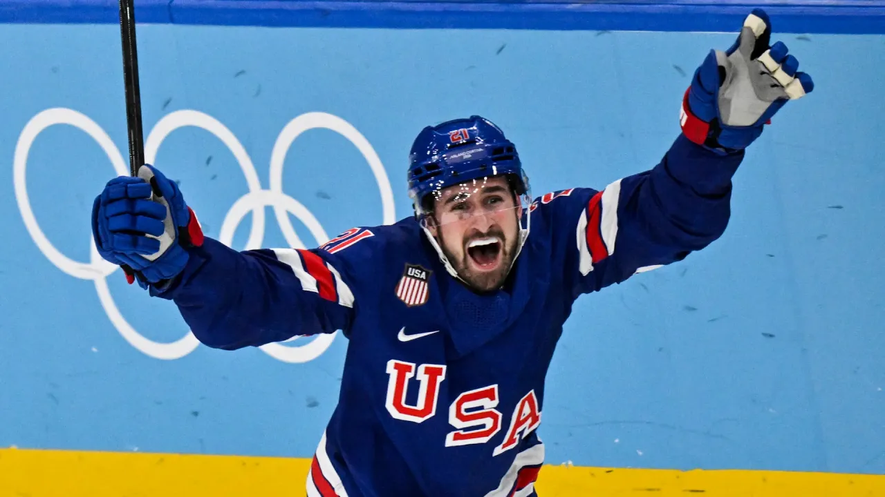 Pemain hoki es AS Quinn Hughes melakukan selebrasi setelah menentukan kemenangan negaranya atas Seedia. (Foto: AP)