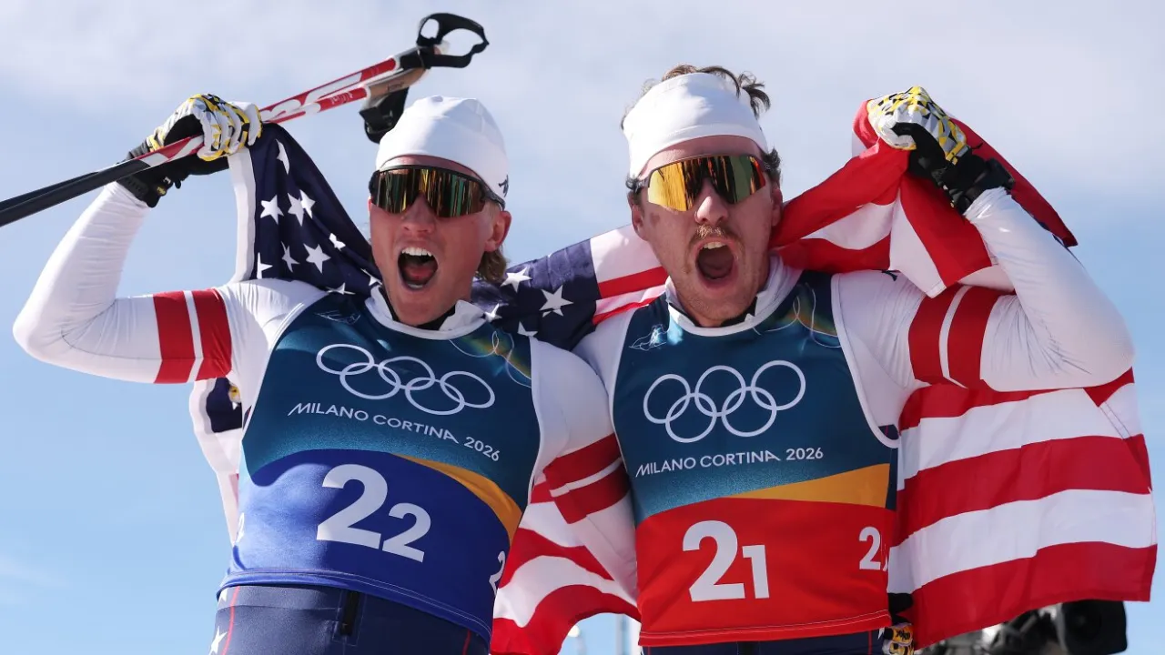Duet tim ski lintas alam AS Ben Ogden dan Gus Schumacher tampil impresif dengan menempel ketat Norwegia sebelum akhirnya finis di posisi kedua. (Foto: AP)