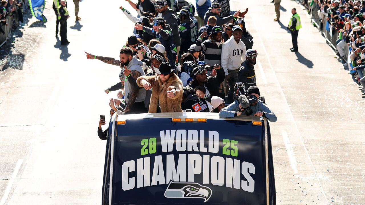 Para pemain dan pelatih Seattle Seahawks merayakan sukses mereka menjuarai Super Bowl LX dengan parade di atas bus. (Foto: AP)