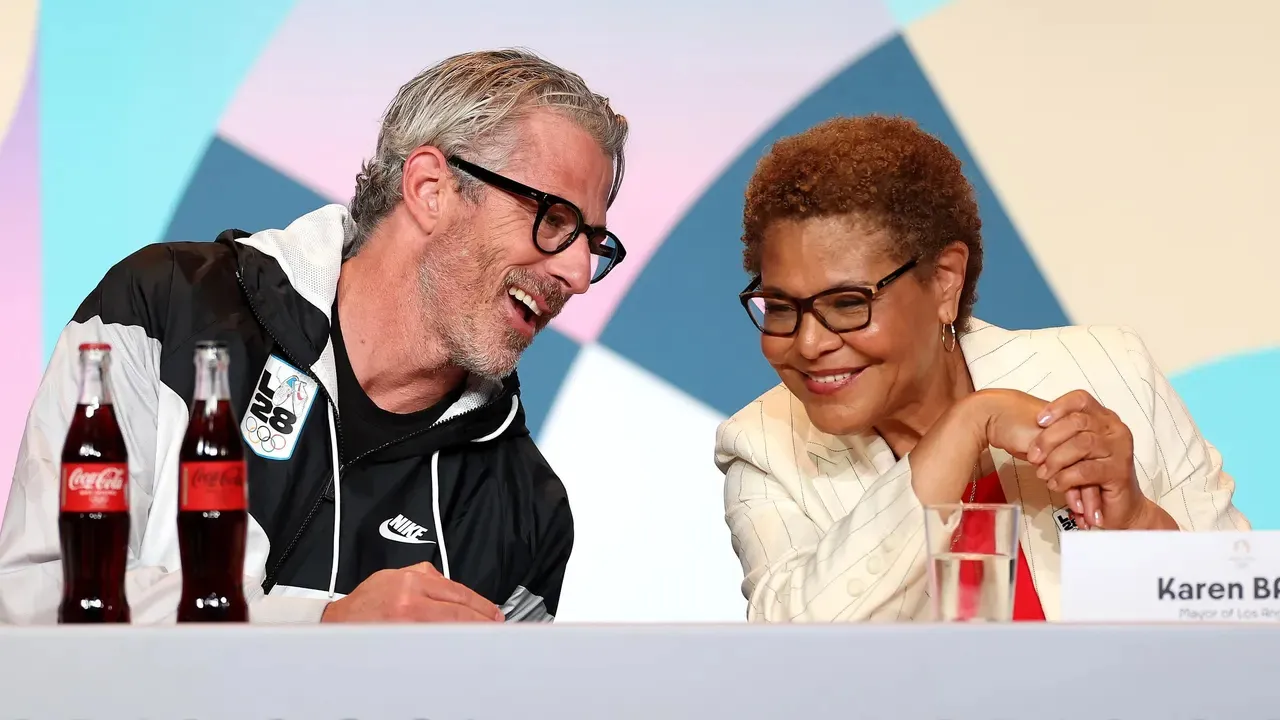 Casey Wasserman (kiri) dan Walikota LA Karen Bass. (Foto: AP)