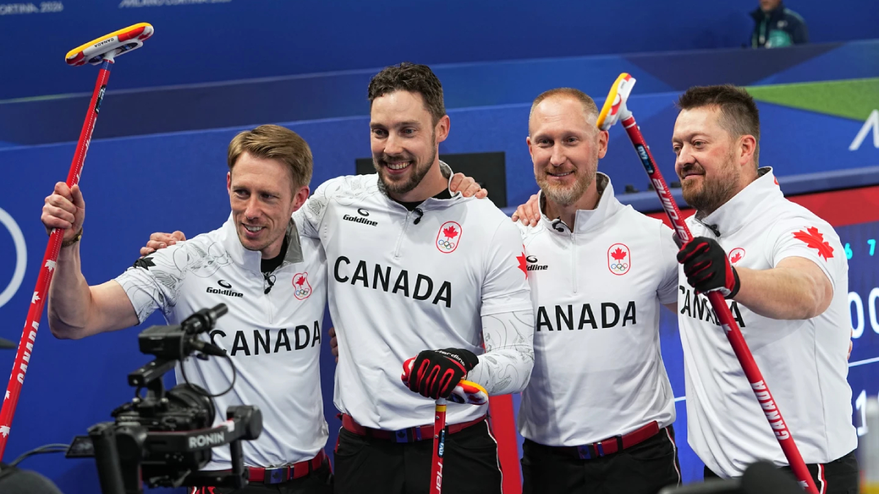 Para pemain Kanada melakukan selebrasi setelah mengalahkan Norwegia dengan skor tipis 5-4 di babak semifinal curling putra Olimpiade Musim Dingin 2026. (Foto: AP)