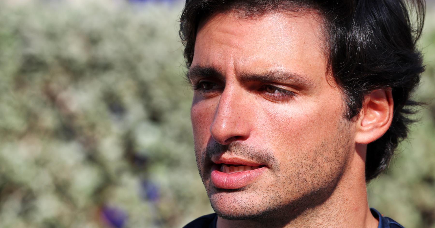 Carlos Sainz Uji Helm Baru di Tes F1 Bahrain