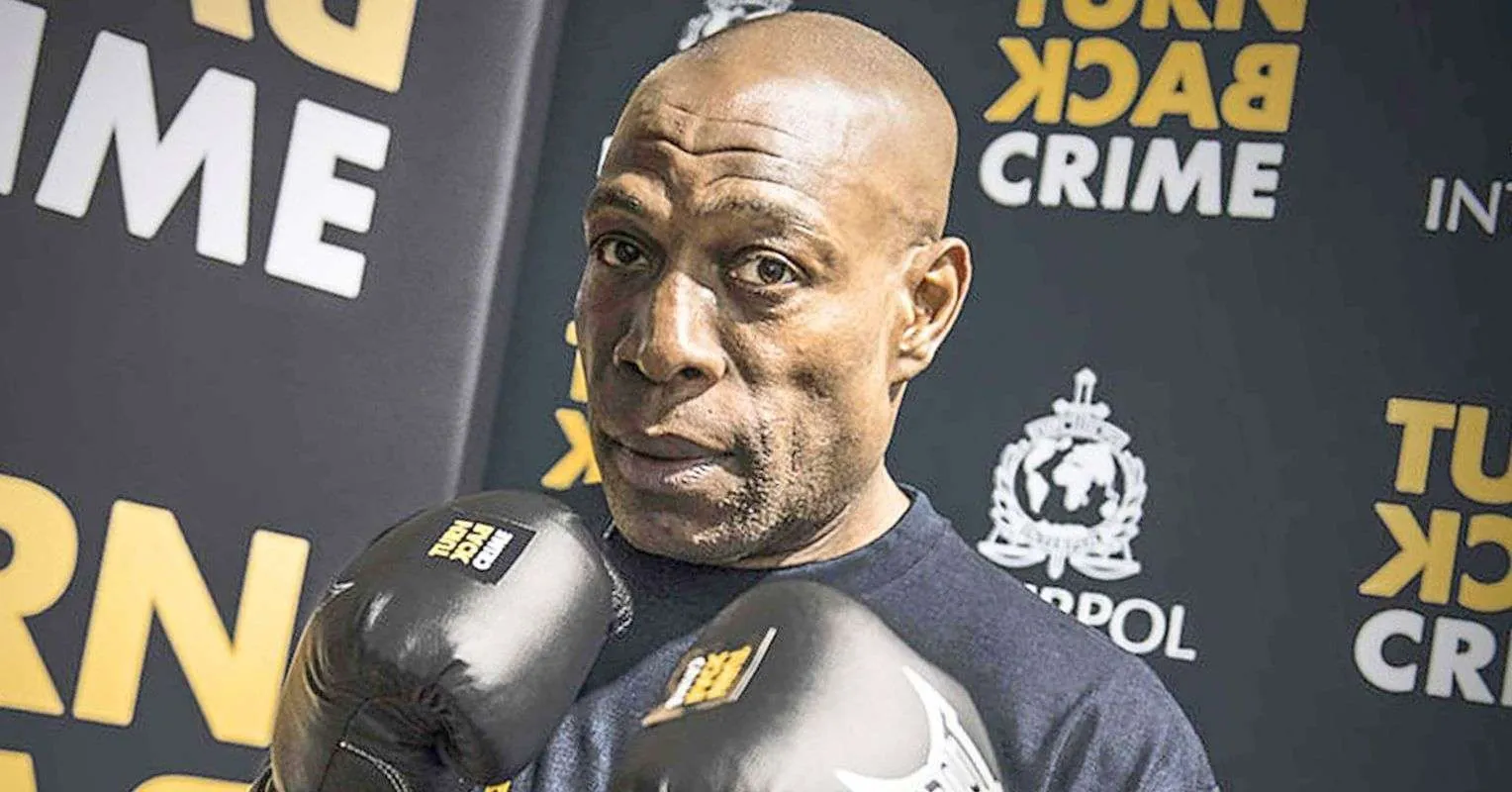 Frank Bruno Heran Lawan Tahan Pukulan Tanpa Berkedip - sumber: (secondsout)