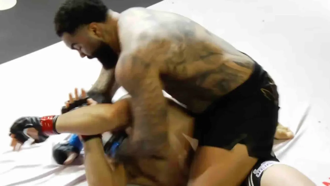 Gable Steveson Menang TKO Atas Hugo Lezama, Rekor MMA Jadi 3-0