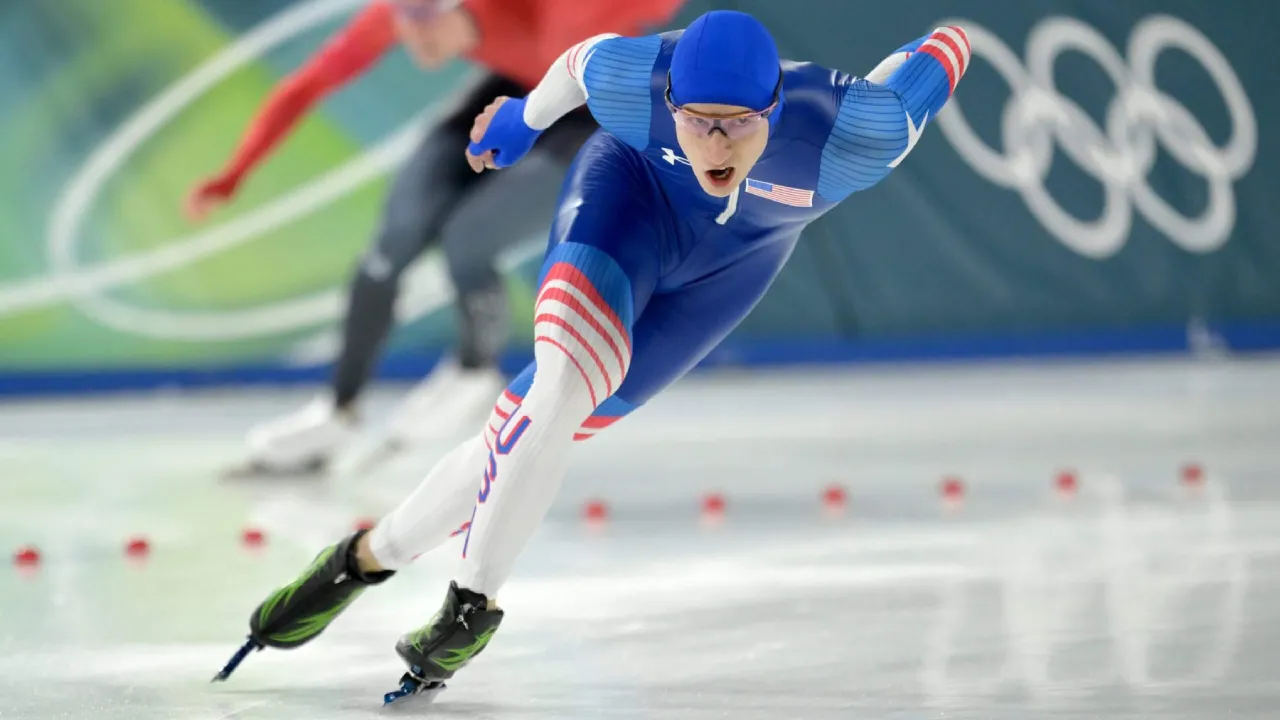 Meski gagal menambah emas ketiga di 1.500 meter, Jordan Stolz masih berpeluang mencetak sejarah di nomor mass start yang akan digelar Sabtu (21/2). (Foto: AP)