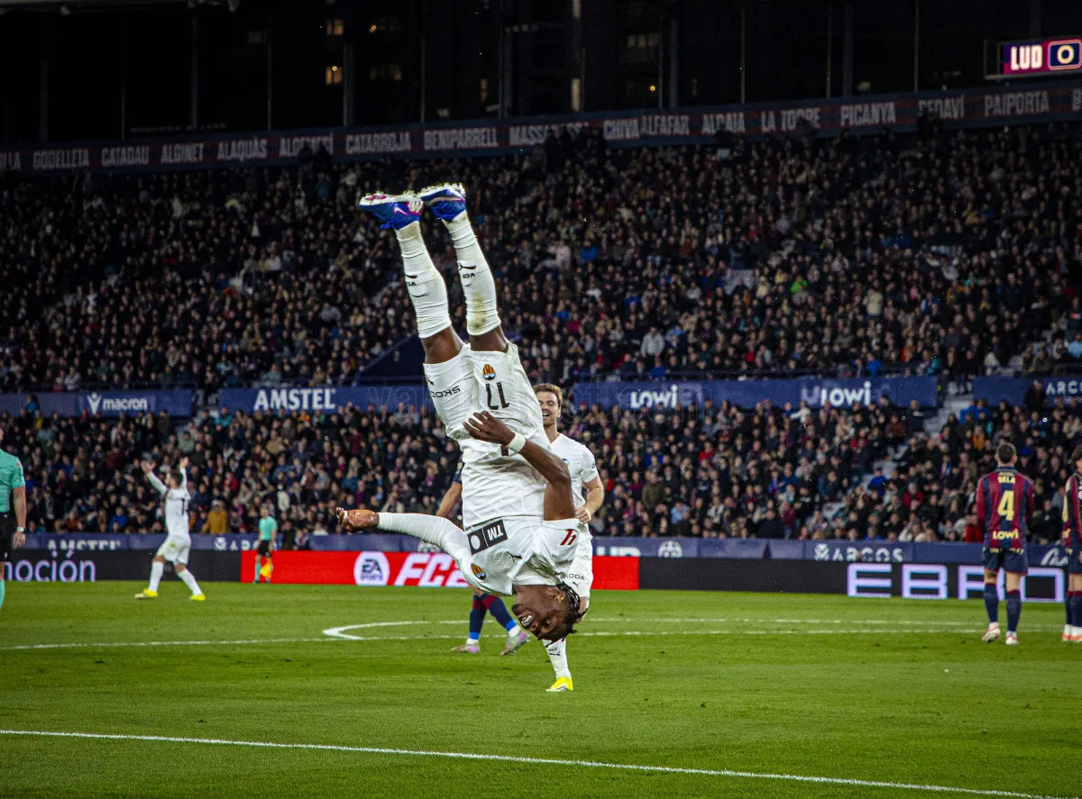 Keindahan dan Kekurangan: Organisasi vs Improvisasi - sumber: (footballespana)