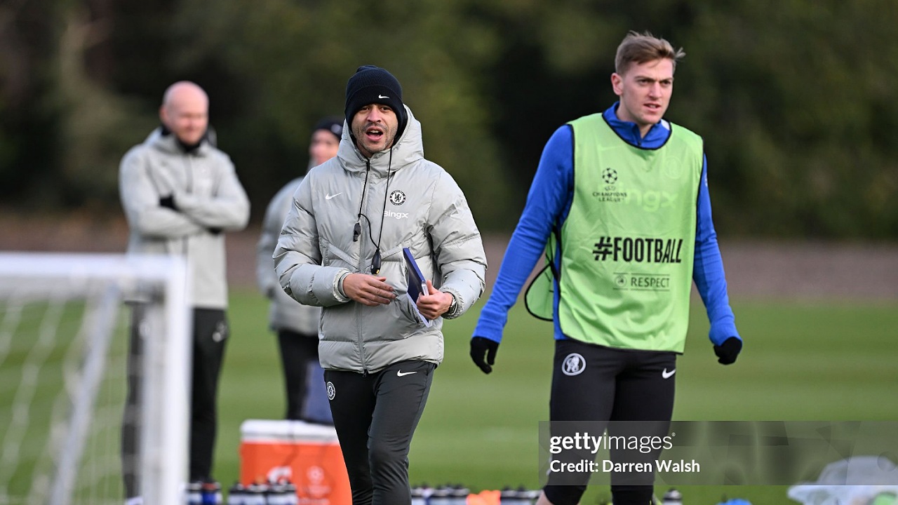 Liam Rosenior Isyaratkan Delap Bertahan di Chelsea
