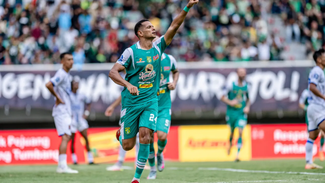 Bek Persebaya Surabaya, Leo Lelis