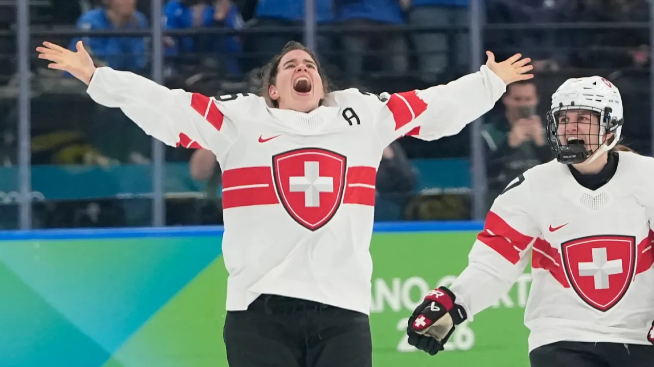 Alina Muller (kiri) melakukan selebrasi setelah menentukan kemenangan Swiss atas Swedia dalam laga perebutan medali perunggu hoki es putri Olimpiade 2026. (Foto: AP)