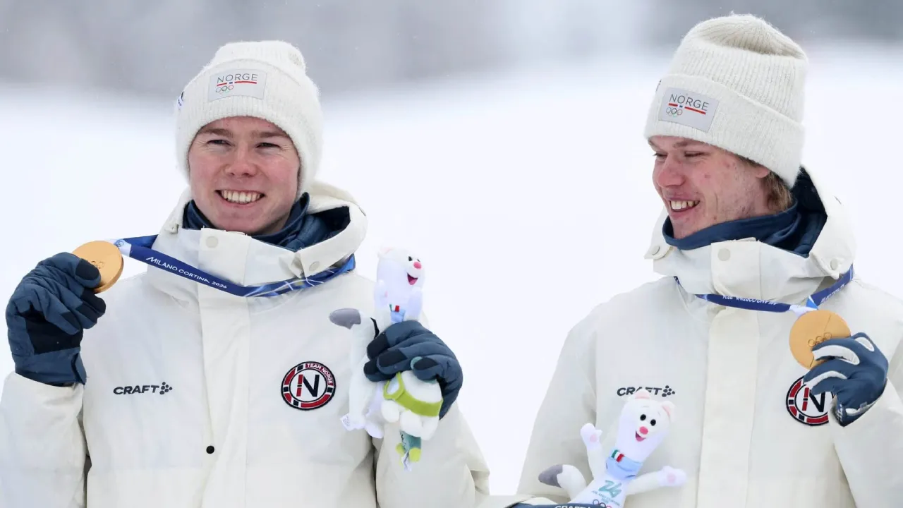 Jens Luraas Oftebro dan Andreas Skoglund dari Norwegia finis terdepan dengan catatan waktu 41 menit 18 detik untuk meraih emas team sprint Nordic combined putra di Olimpiade 2026. (Foto: AP)