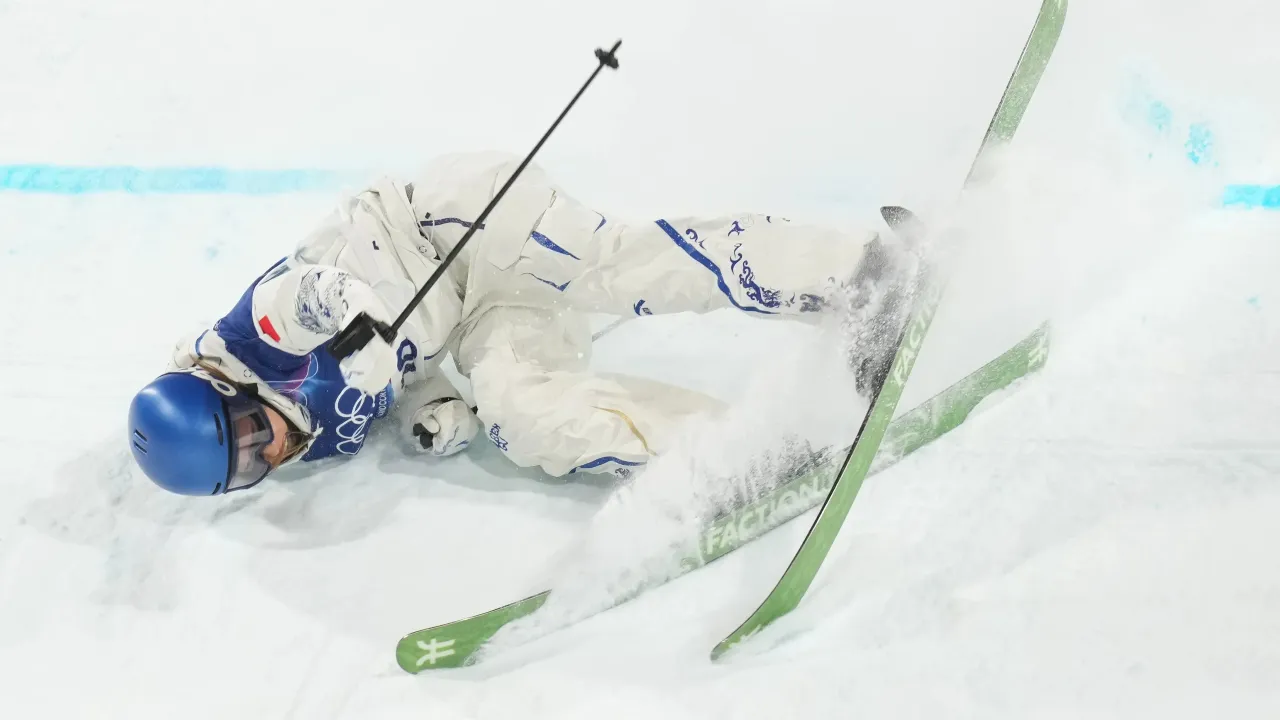 Tampil sebagai peserta pertama di babak kualifikasi, Gu Ailing terjatuh pada percobaan pertamanya. (Foto: AP)