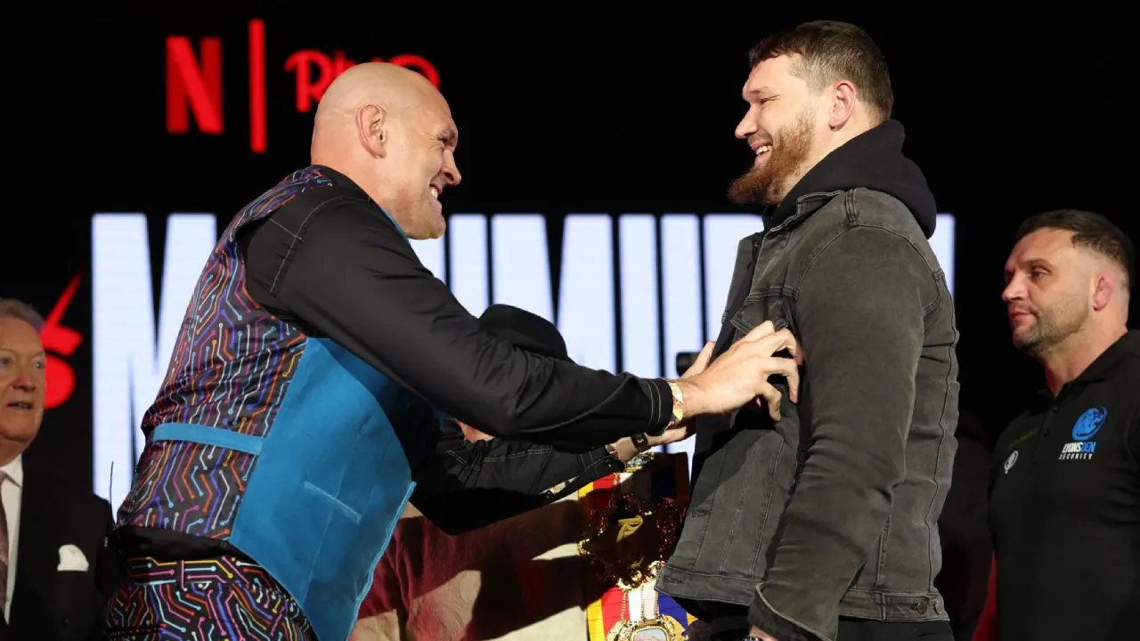 Sementara Tyson Fury tampak flamboyan dan menjadi pusat perhatian, Arslanbek Makhmudov memilih membiarkan Fury menguasai panggung. (Foto: Fight TV)