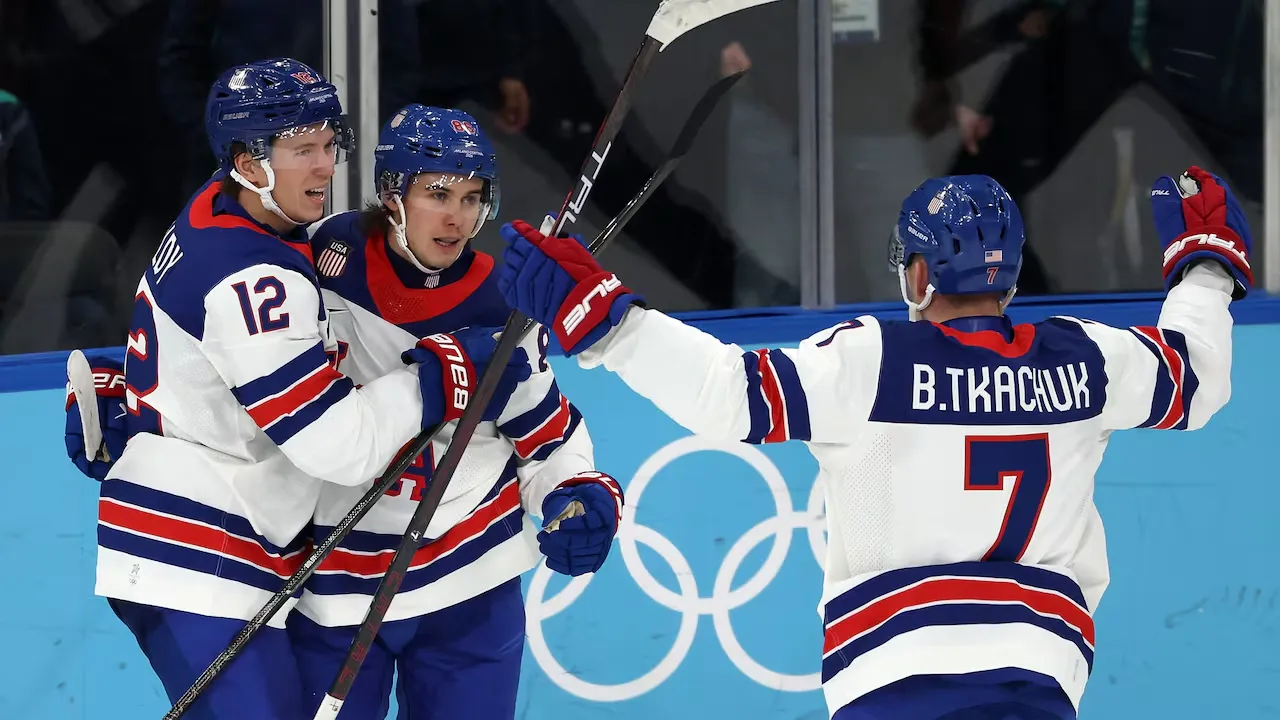 Jack Hughes (kiri) merayakan golnya dengan rekan-rekannya saat AS menghajar Slovakia dengan skor telak 6-2 pada semifinal hoki es putra Olimpiade 2026. (Foto: AP)