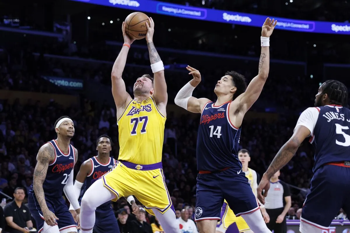 Doncic Bersinar, Lakers Tahan Gempuran Clippers - sumber: (mainbasket)