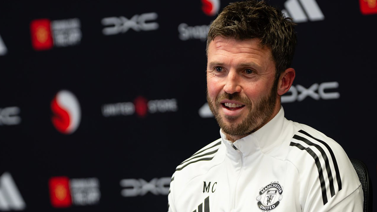 Fokus Bawa MU Terus Melaju, Michael Carrick Abaikan Kritik Roy Keane