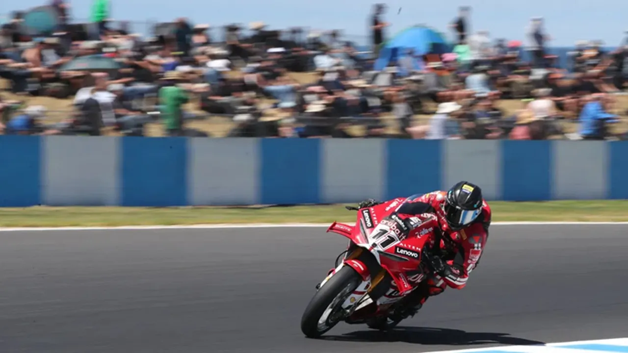 Hasil Race 1 WSBK Australia: Bulega Amankan Kemenangan