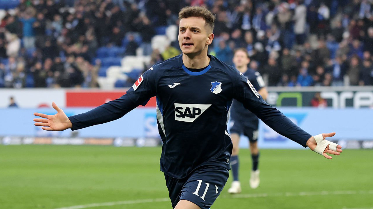 Murah Tapi Berkualitas, Bayern Incar Fisnik Asllani dan Givairo Read