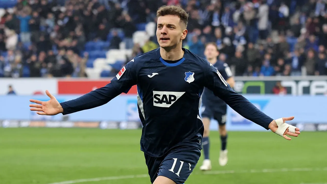 Murah Tapi Berkualitas, Bayern Incar Fisnik Asllani dan Givairo Read