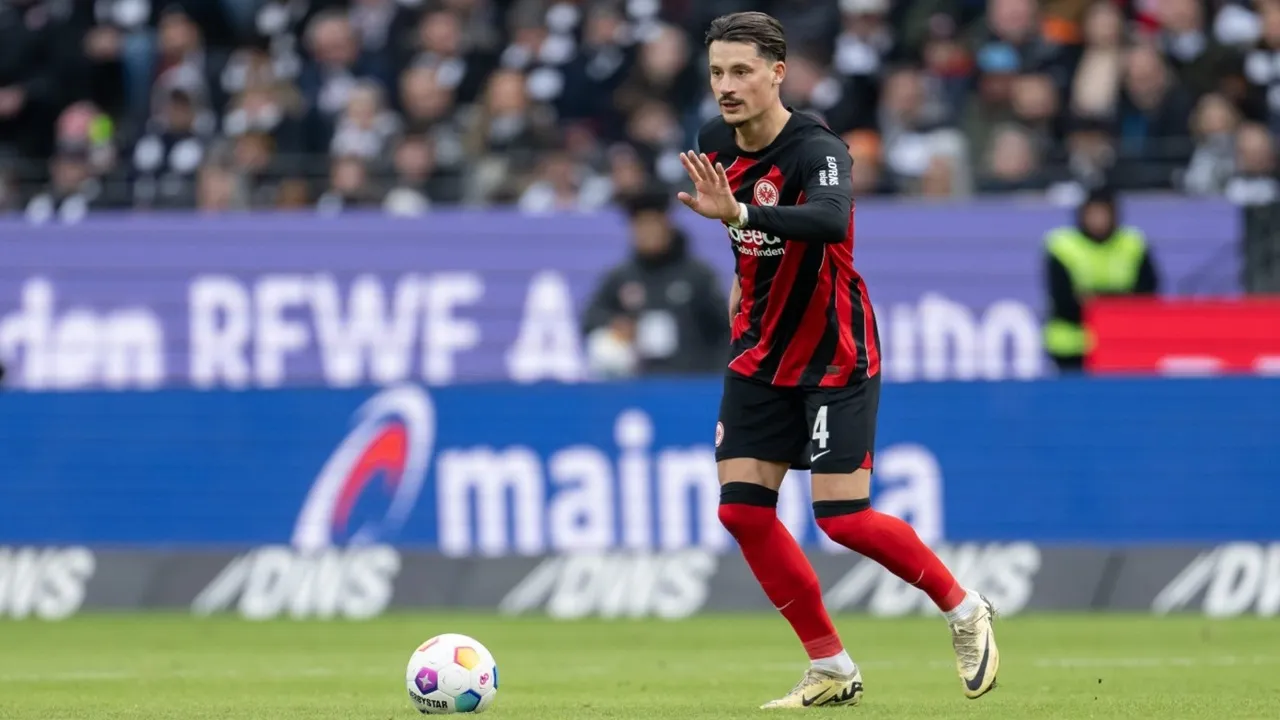 Pelatih Eintracht Frankfurt Pastikan Robin Koch Absen Lawan Bayern