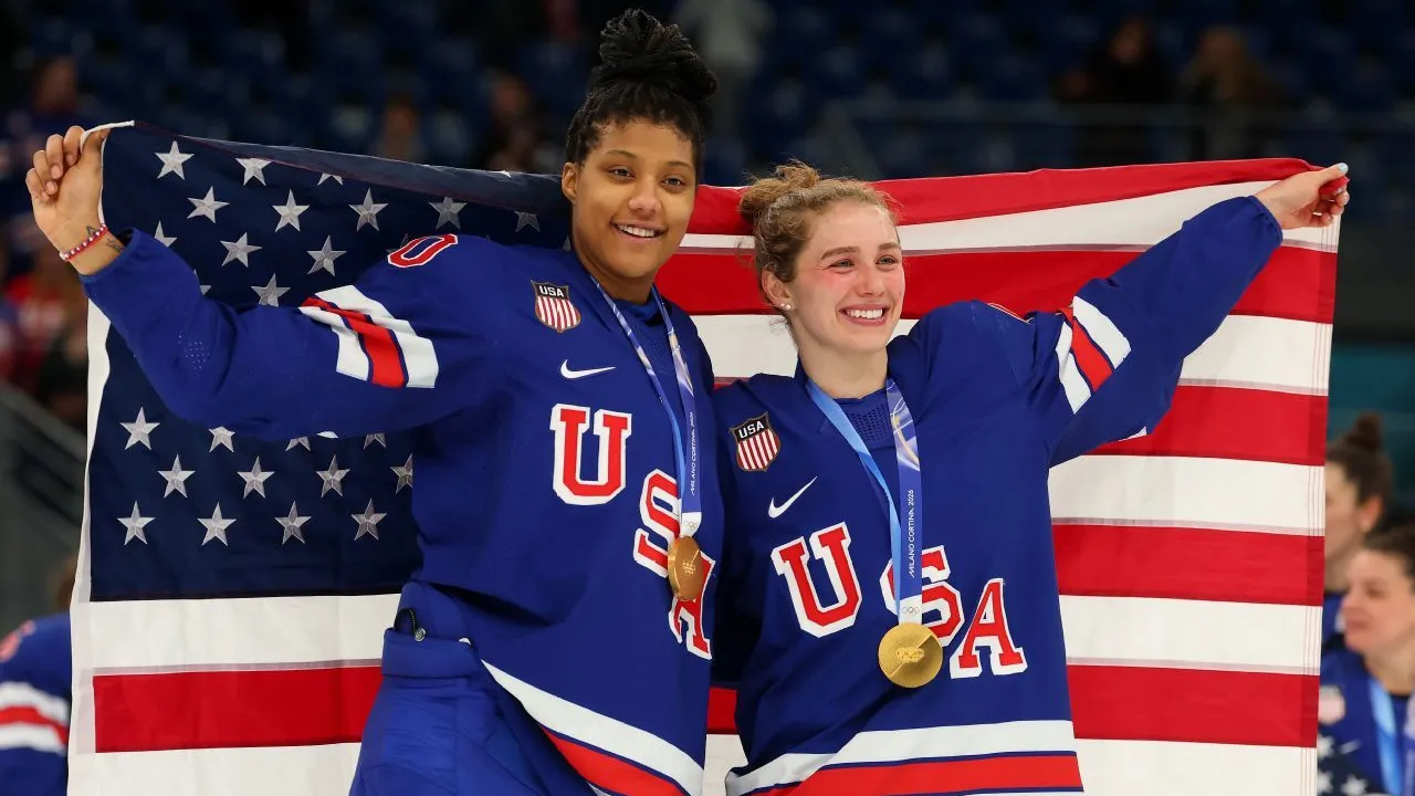 Laila Edwards (kiri) mewakili regenerasi yang menjanjikan di tim hoki es putri Amerika Serikat yang mendominasi Olimpiade Milan-Cortina. (Foto: AP)