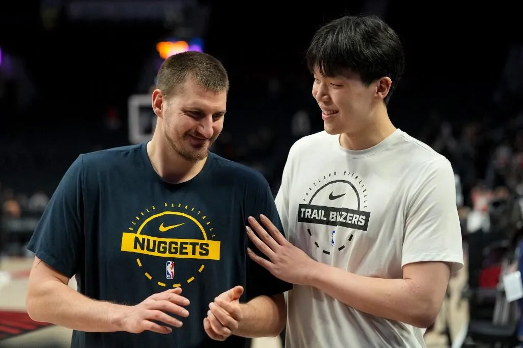 Yang Hansen dan Nikola Jokic Berjumpa di Moda Center - sumber: (mainbasket)