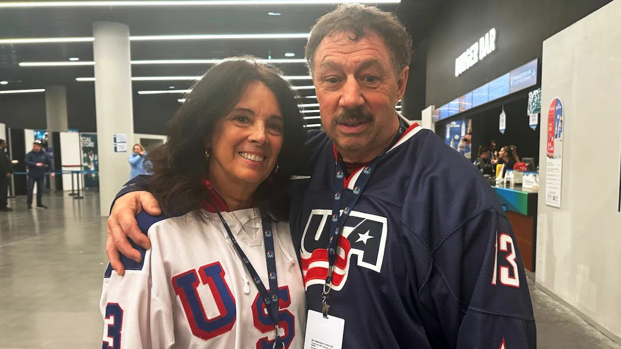 Jane dan Guy Gaudreau, orangtua dari almarhum Matthew dan John Gaudreau, menghadapiri laga AS versus Slovakia di Olimpiade Musim Dingin 2026. (Foto: AP)