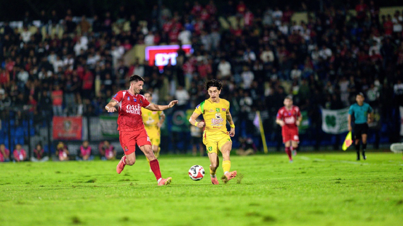 Bernardo Tavares Soroti Keroposnya Lini Pertahanan Persebaya Surabaya