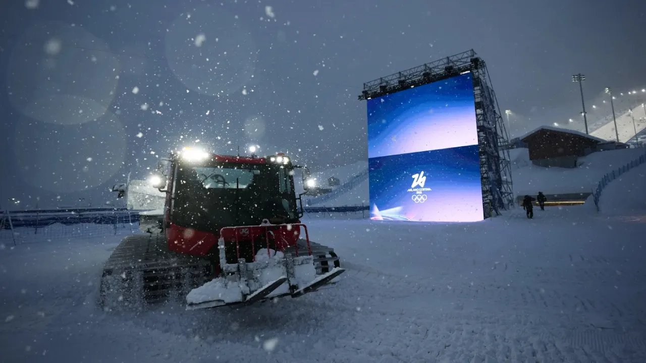 Petugas berusaha membersihkan area yang menjadi tempat kompetisi halfpipe putri Olimpiade Musim Dingin 2026 pada Sabtu (21/2). (Foto: AP)