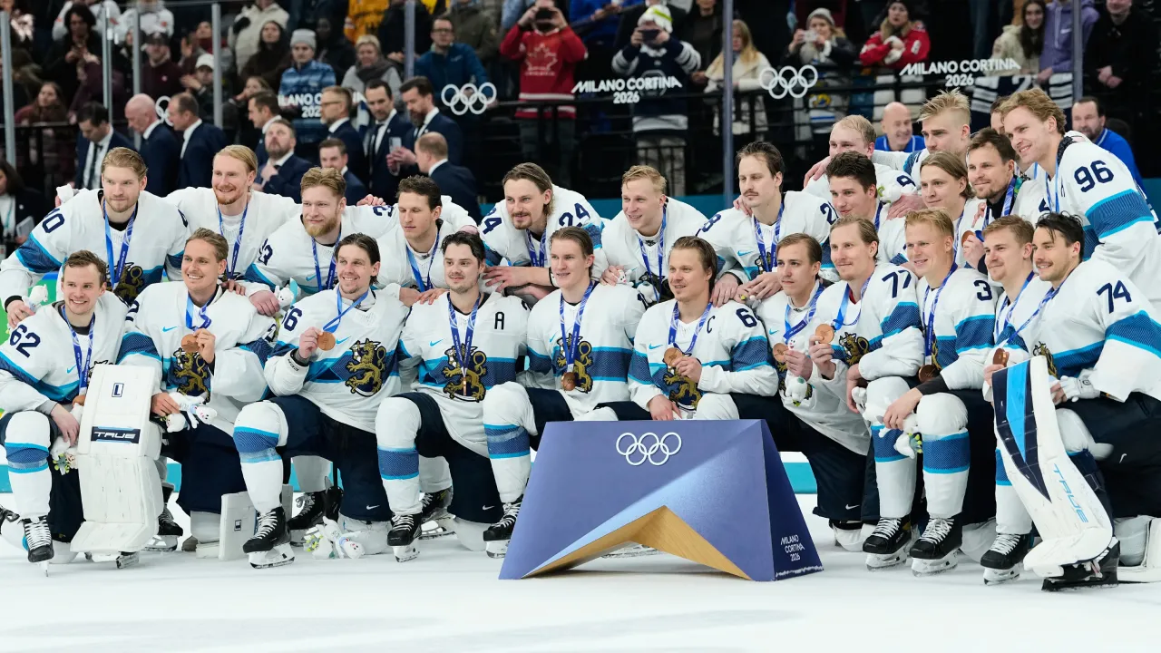 Para pemain Finlandia berpose dengan medali emas mereka setelah mengalahkan Slovakia dalam perebutan medali perunggu hoki es putra Olimpiade 2026. (Foto: AP)