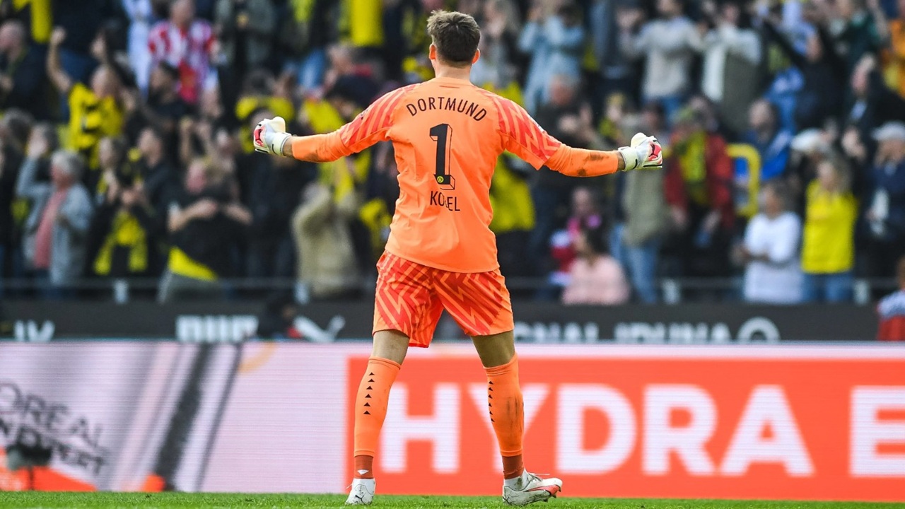 Gregor Kobel Tak Terima Borussia Dortmund Gak Dapat Penalti Lawan Leipzig