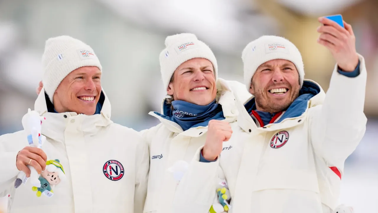 Johannes Hoesflot Klaebo (tengah) berpose bersama rekan setim Martin Loewstroem Nyenget dan Emil Iversen di atas podium. (Foto: AP)