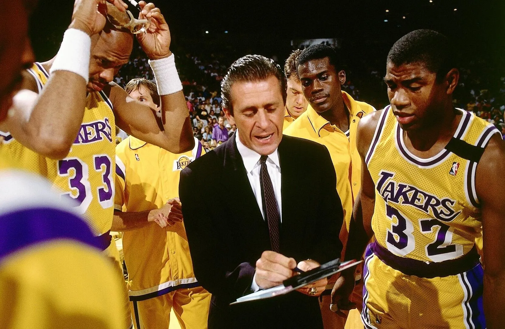 Lakers Akan Abadikan Pat Riley dengan Patung di Arena - sumber: (mainbasket)