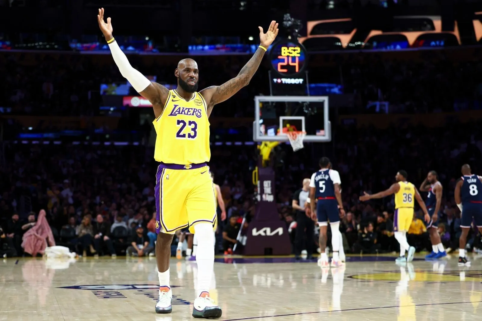 Lakers Menang Tipis, LeBron Bermain Meski Alami Cedera - sumber: (mainbasket)