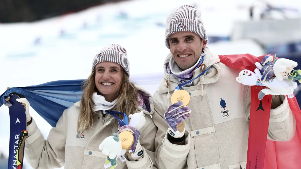 Emily Harrop dan Thibault Anselmet mencatat waktu tercepat 26 menit 57,44 detik di lintasan Stelvio untuk memastikan emas Olimpiade di nomor estafet campura. (Foto: AP)