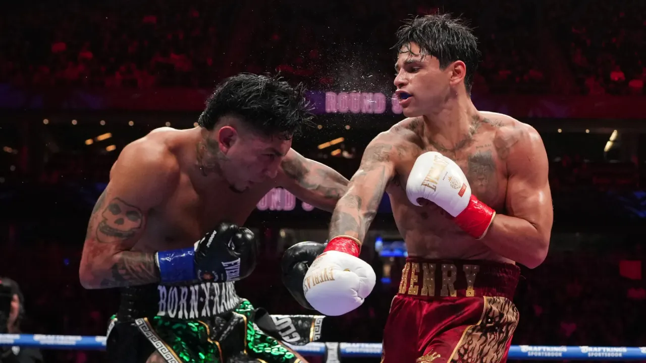 Ryan Garcia (kanan) dan Mario Barrios. (Foto: Fight TV)