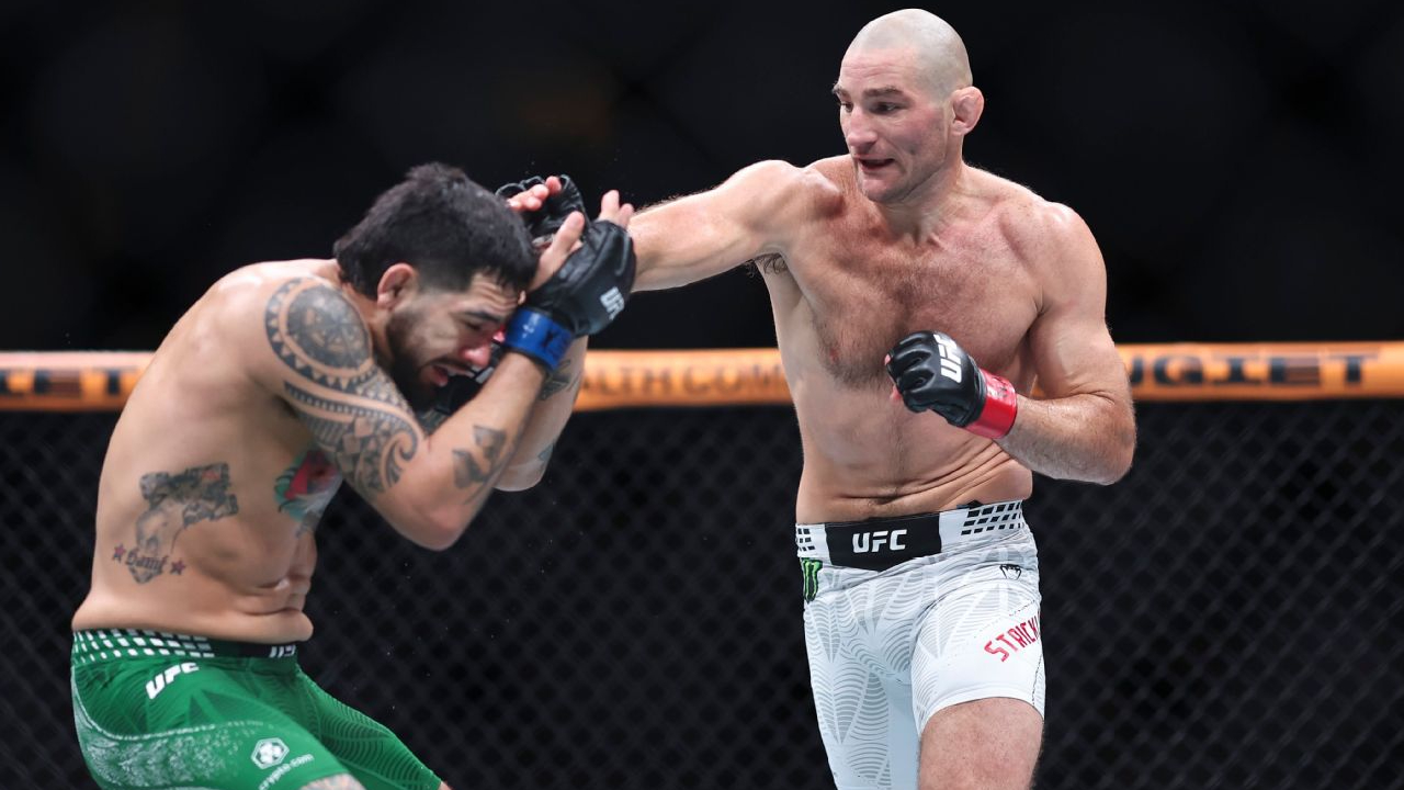 Sean Strickland Hentikan Anthony Hernandez di UFC Fight Night