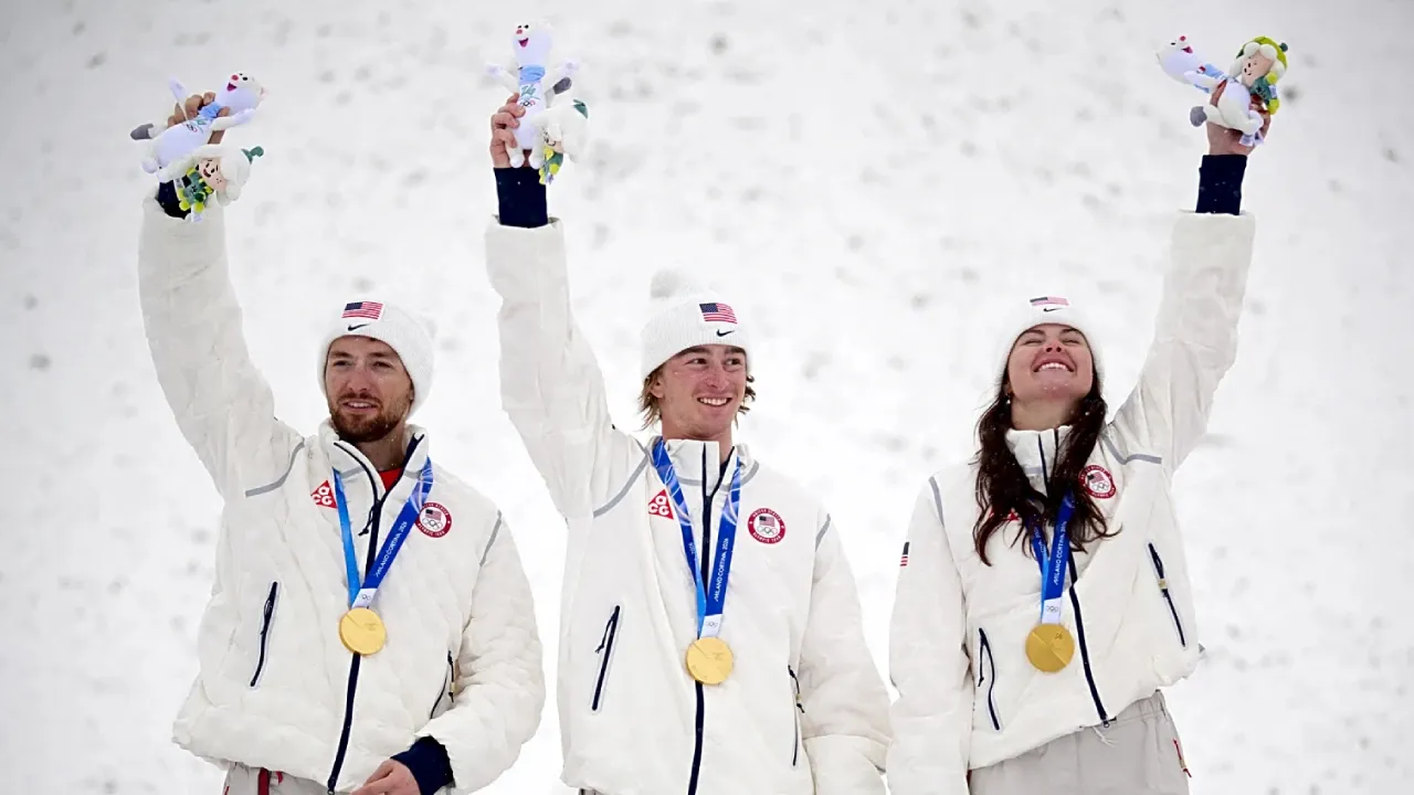 Trio Kaila Kuhn, Connor Curran, dan Chris Lillis memastikan emas Olimpiade setelah tampil konsisten dalam final freestyle skiing aerials nomor beregu campuran. (Foto: AP)