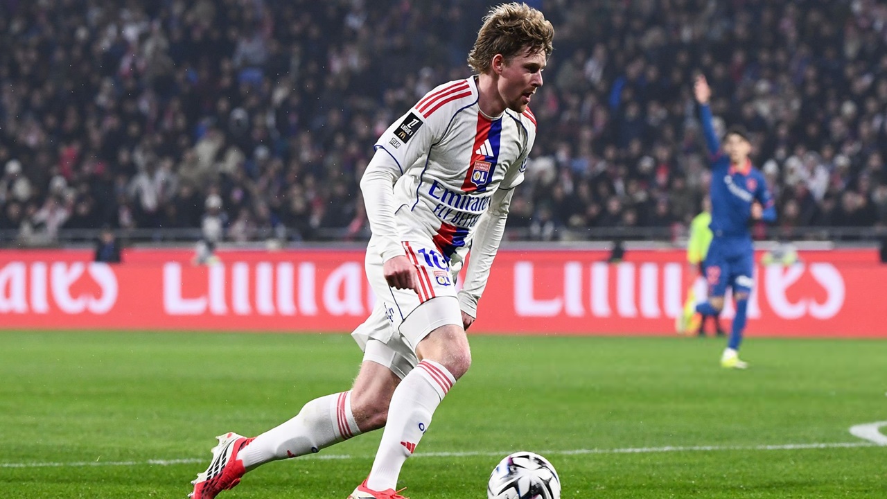 Tottenham dan Aston Villa Pantau Gelandang Serang Lyon