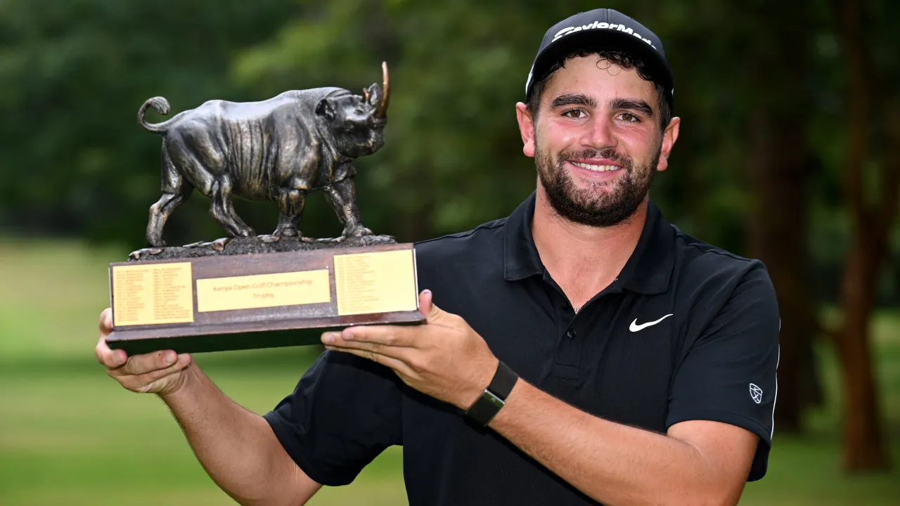 Casey Jarvis berpose dengan trofi Kenya Open. (Foto: Golf Digest)