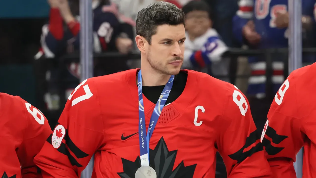 Sidney Crosby tetap turun ke es mengenakan jersey kapten untuk menerima medali perak bersama rekan-rekannya seusai laga. (Foto: AP)